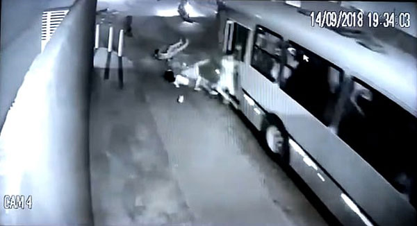 惊险！巴西公交乘客跳车逃离持刀劫匪