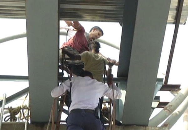 印度一男子悬挂桥上企图自杀 交警齐心舍身相救