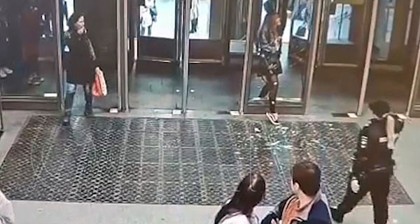 俄女子进地铁不慎撞穿玻璃门致头腿缝针