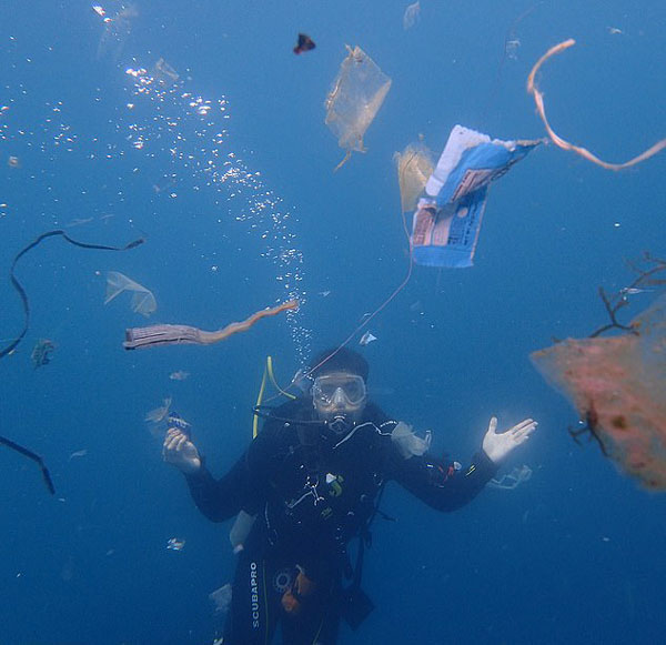 菲潜水员水下拍到大量塑料垃圾 呼吁环境保护