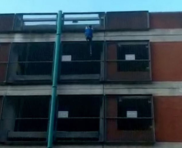 英国女“蜘蛛侠”徒手快速攀爬八层楼高停车场
