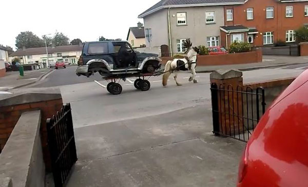 画面清奇！英道路惊现马车拉报废吉普车奇景