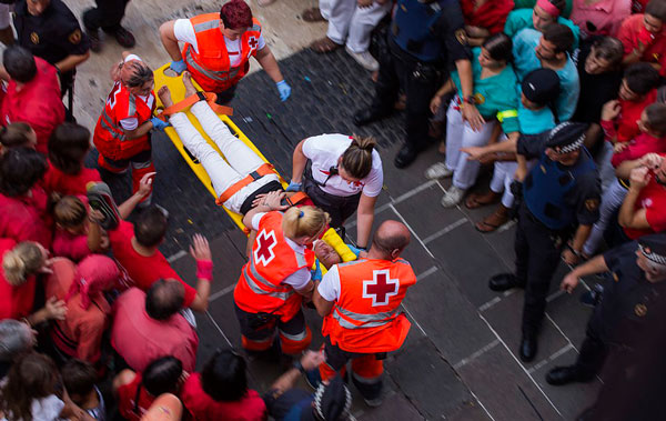 惊险！西班牙年度庆典“人塔”坍塌致多人受伤