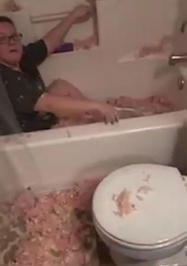 闻所未闻！美国一女子因修补天花板不慎坠入浴缸