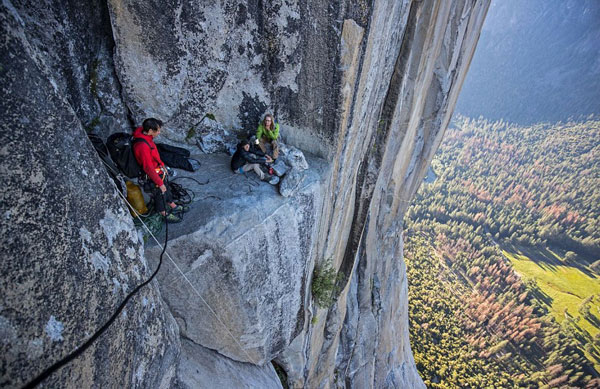 纪录片展现美国攀岩大师徒手征服914米高酋长岩