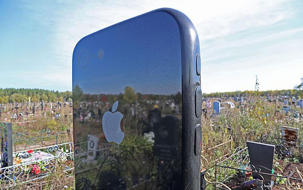 俄女子墓地竖起苹果手机状墓碑 “屏保”是其美照