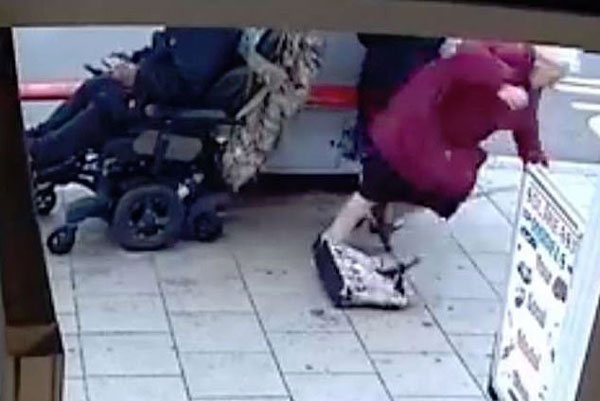 英国一残疾男子坐轮椅撞倒两耄耋老妇 称并非故意