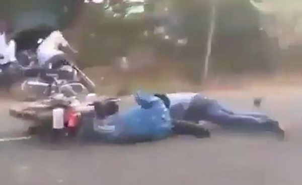 印摄影师坐摩托直播牛车赛 不料被牛车碾过险丧命
