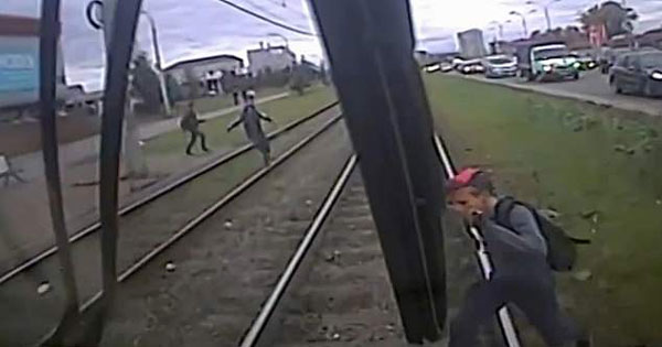 惊险一刻！俄少年穿越铁轨被电车撞倒后奇迹生还