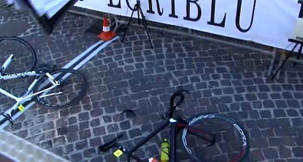 意自行车比赛中两选手相撞双双“飞”过终点