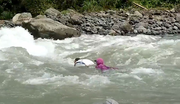 艰难上班路！菲律宾一村庄教师渡14条河流上班