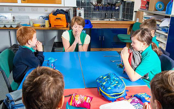 英最小学校只有五名学生一名老师 教学方式灵活