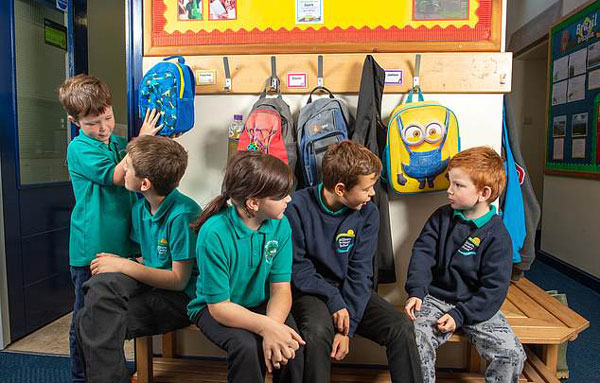 英最小学校只有五名学生一名老师 教学方式灵活