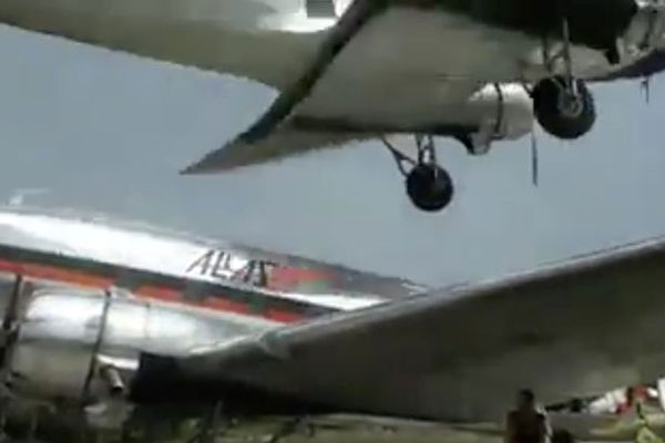 惊心动魄！南美一飞机鲁莽降落险撞停靠飞机