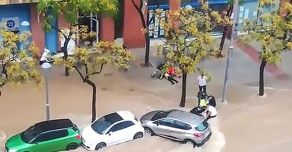 惊险时刻！西班牙警民协手洪水中救出车底被困女子