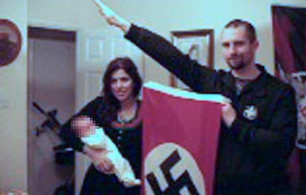 英男子身穿三K党装束手持纳粹党旗被指新纳粹分子