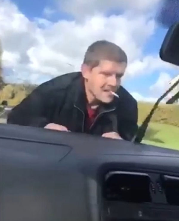 苏格兰男子紧扒汽车引擎盖 女司机受惊向父求救