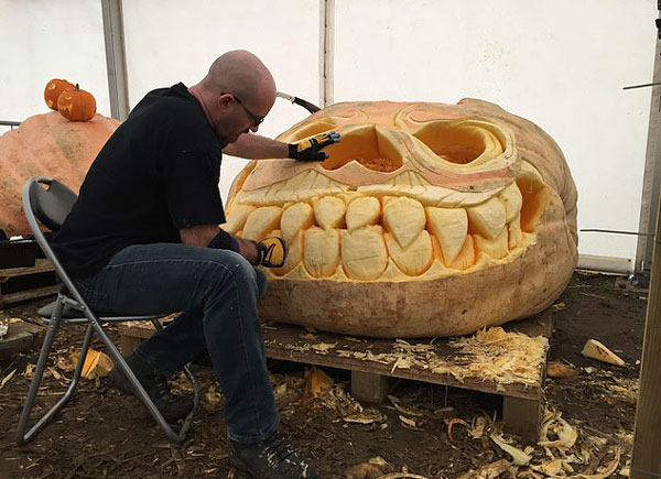 英1100公斤巨无霸南瓜在雕刻师手下变成南瓜灯
