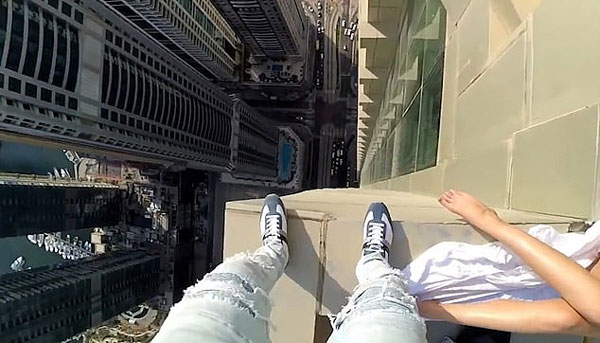 俄男子无安全措施攀爬77层高摩天大楼外墙炫技