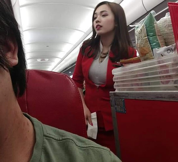 亚航华裔空姐遭乘客偷拍 美照走红网络引众议