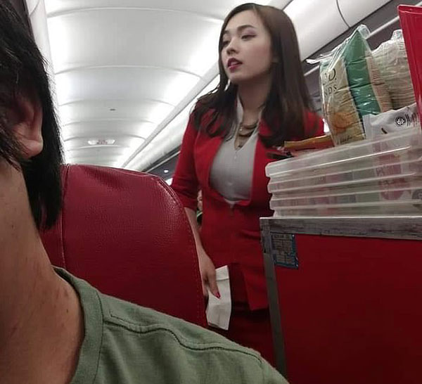 亚航华裔空姐遭乘客偷拍 美照走红网络引众议
