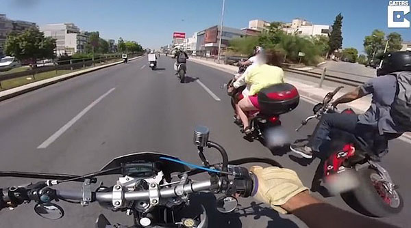 雅典夫妻清凉装扮骑摩托兜风 超车时撞车均受伤