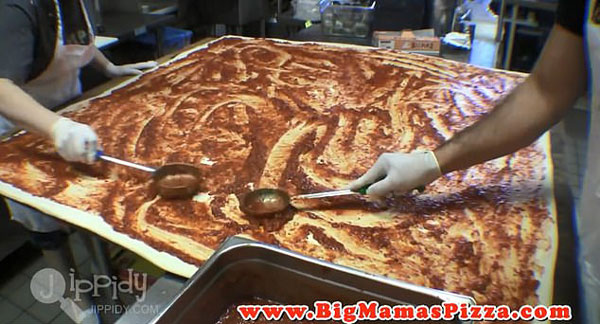 垂涎欲滴！美披萨店制做可供70人享用全球最大披萨