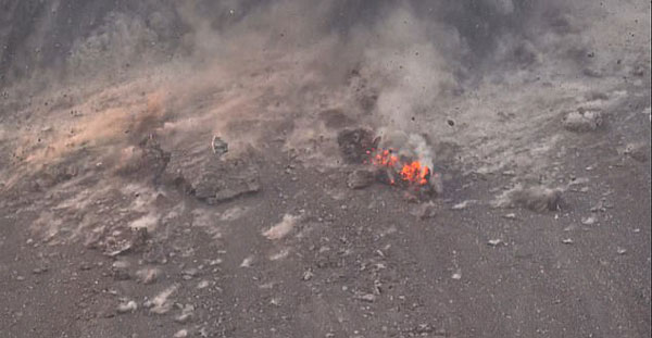 惊险!印尼观光船突遇火山爆发差点被熔岩砸到