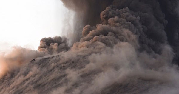 惊险!印尼观光船突遇火山爆发差点被熔岩砸到