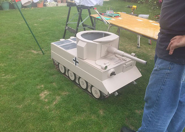 英退伍老军人给孙儿打造小型德国坦克玩具