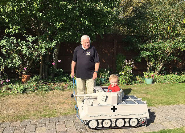 英退伍老军人给孙儿打造小型德国坦克玩具