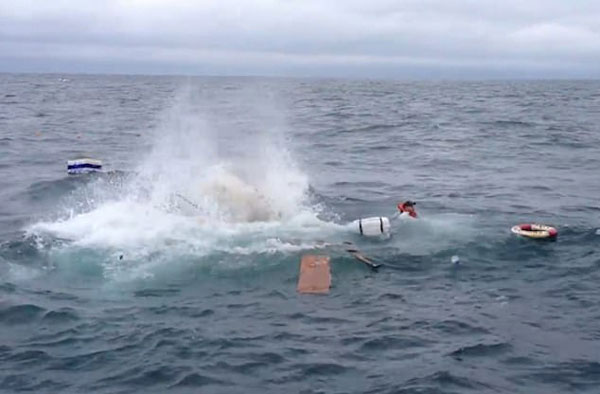 爱尔兰两渔民遇风浪遭遇翻船 临危不惧成功获救