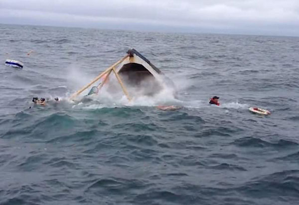 爱尔兰两渔民遇风浪遭遇翻船 临危不惧成功获救