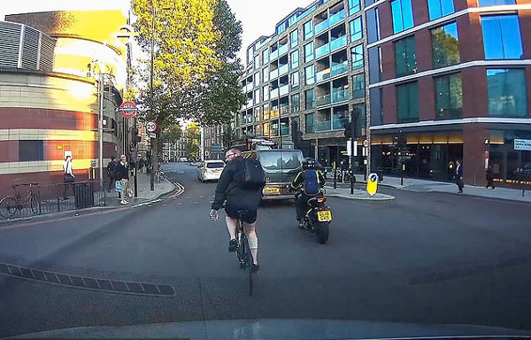 伦敦一自行车骑手嫌司机挡路举车砸奔驰泄愤