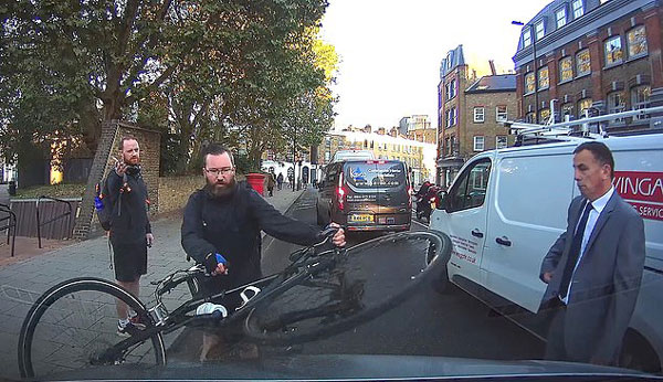 伦敦一自行车骑手嫌司机挡路举车砸奔驰泄愤