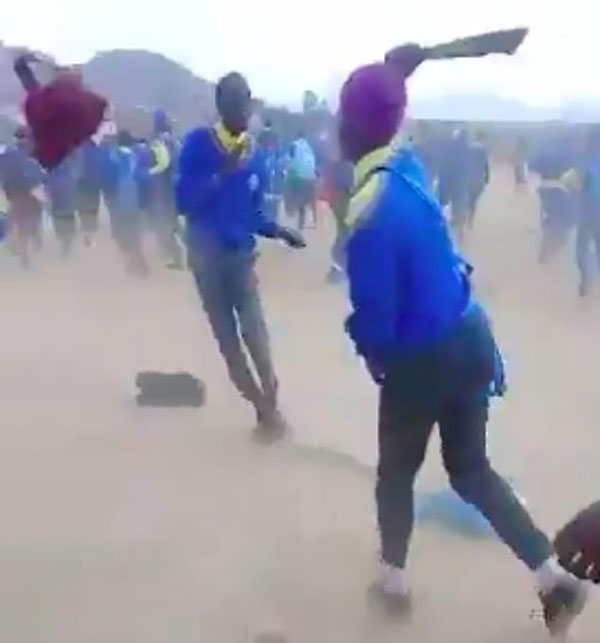南非数十中学生持砍刀攻击他人 校园暴力令人堪忧
