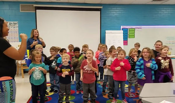 暖心！美国幼儿园小朋友集体用手语为聋哑老师庆生