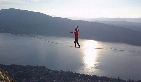 刺激！23岁男子阿尔卑斯山中700米高空蒙眼走绳索