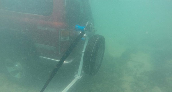 澳潜水者海底发现越野车 钥匙仍未拔出