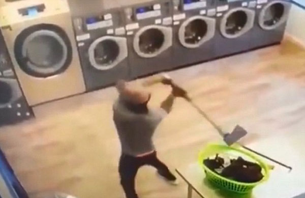 澳男子持斧头在自助洗衣店猛砸机器偷钱