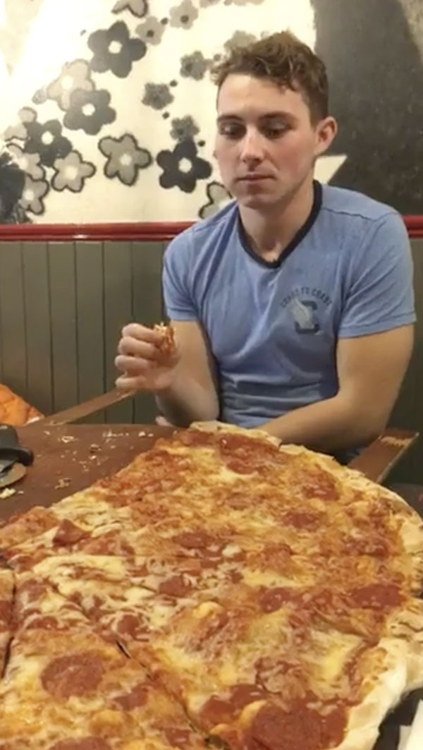 爱尔兰一披萨店发起“大胃王”挑战 4千元奖金无人能领