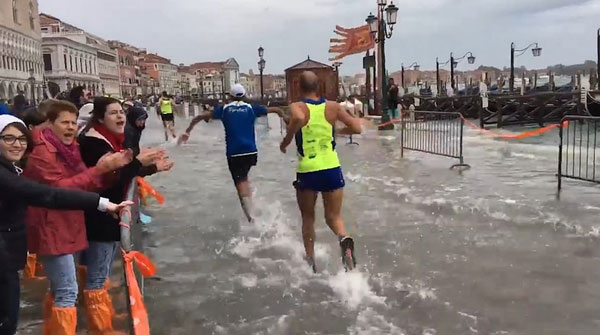 水漫威尼斯！水城遭遇特大洪水马拉松选手坚持比赛