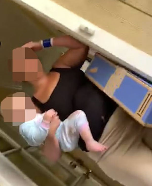 美国快递员下车发现车轮旁一女婴无人看管