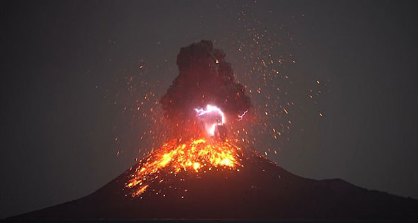 奇观！印尼火山喷发烈焰冲天自带闪电