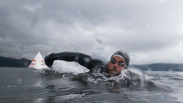 高能！英男子花157天成功挑战环大不列颠岛游泳