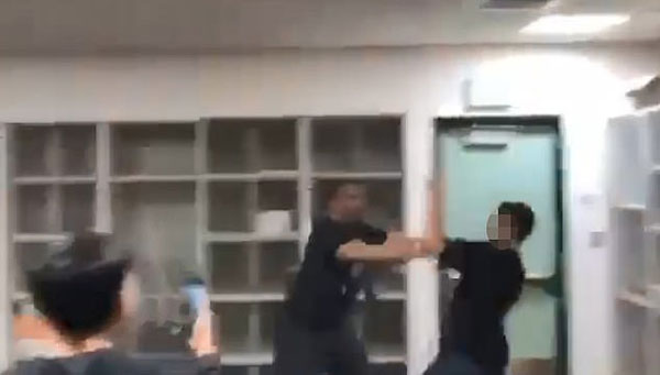 美黑人教师因不堪忍受种族挑衅殴打学生被捕