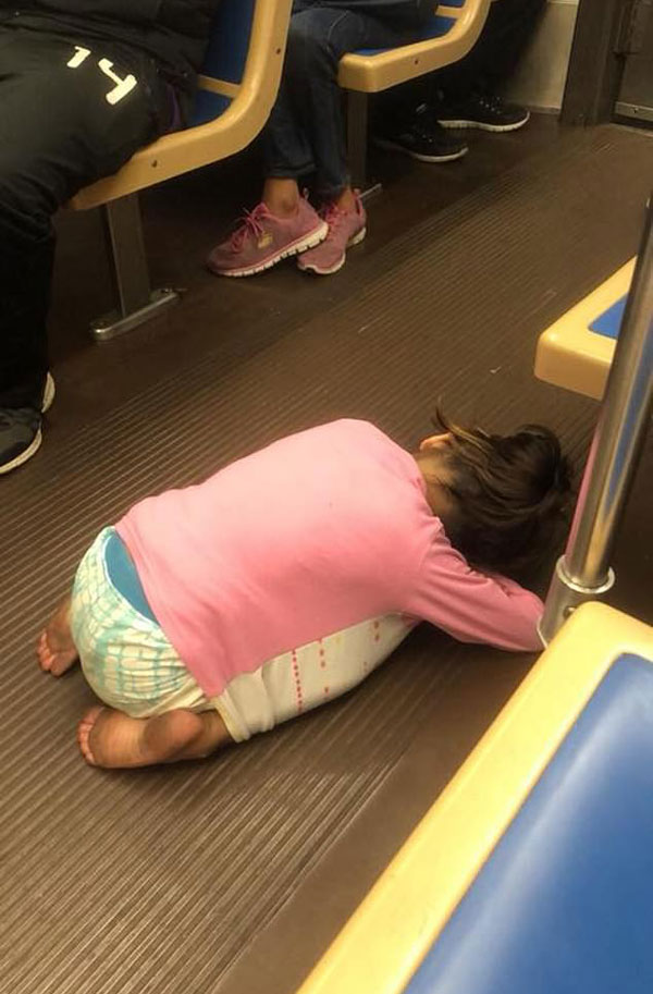 美移民家庭无家可归 小女孩赤脚跪趴火车地板睡着
