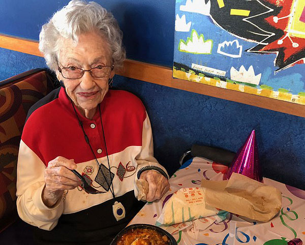 美106岁寿星在连锁餐厅庆生 店长专门布置装饰