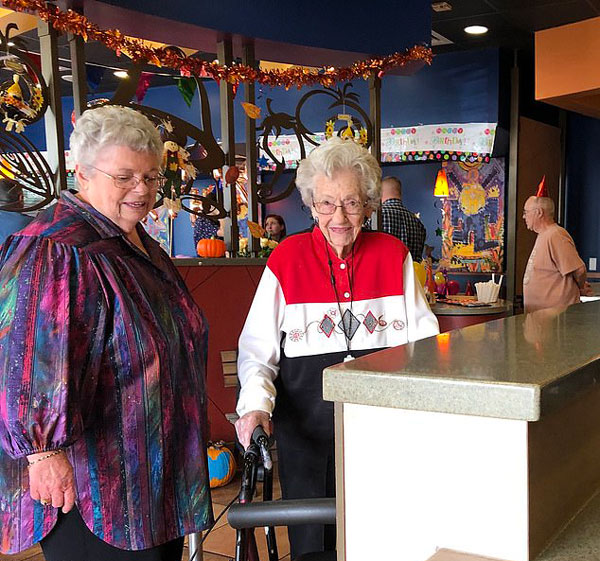美106岁寿星在连锁餐厅庆生 店长专门布置装饰