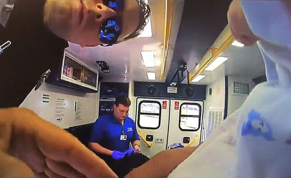 美警察执勤时救活呼吸骤停婴儿被赞英雄